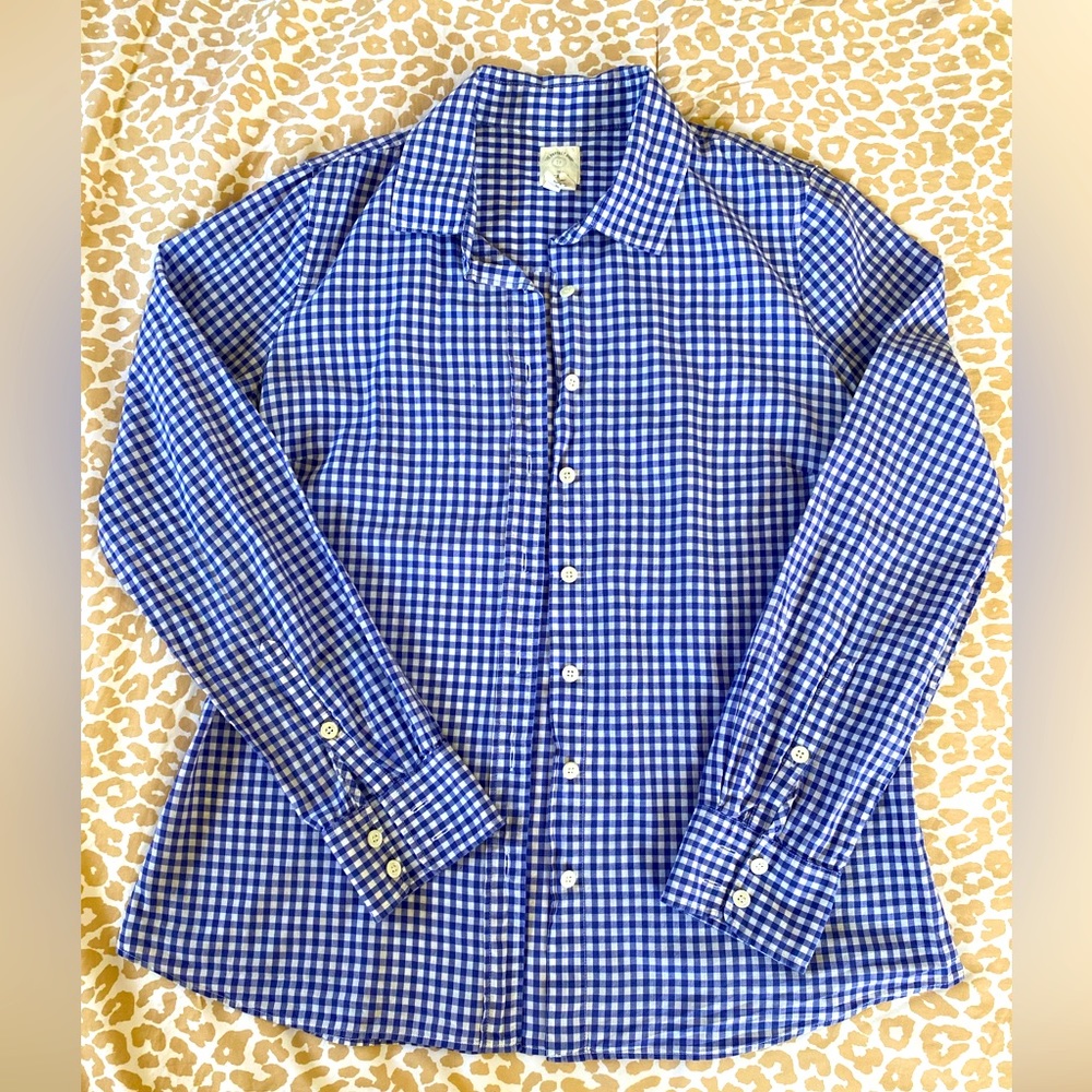 J Crew button down shirt, 100% cotton. Pre loved condition :) size small.
